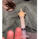 Kisállat nevelő cumi fecskendővel