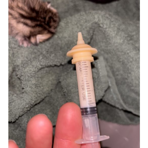 Kisállat nevelő cumi fecskendővel