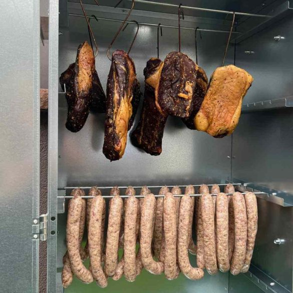 Füstölő szekrény üvegajtóval sajtokhoz, húsokhoz, fűszerekhez