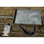 Bárány, gida kezelőállomás asztallal, állvánnyal