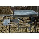 Bárány, gida kezelőállomás asztallal, állvánnyal